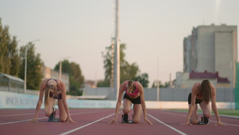 Drei-Sportlerinnen-Beginnen-Gleichzeitig-In-Zeitlupe-Mit-Dem-Marathon-Rivalitätslauf.-Frauen-Stehen-Vor-Dem-Rennen-An-Der-Startlinie